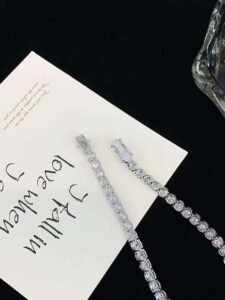 How to choose the best 18k tennis bracelet mounting for your needs.jpg