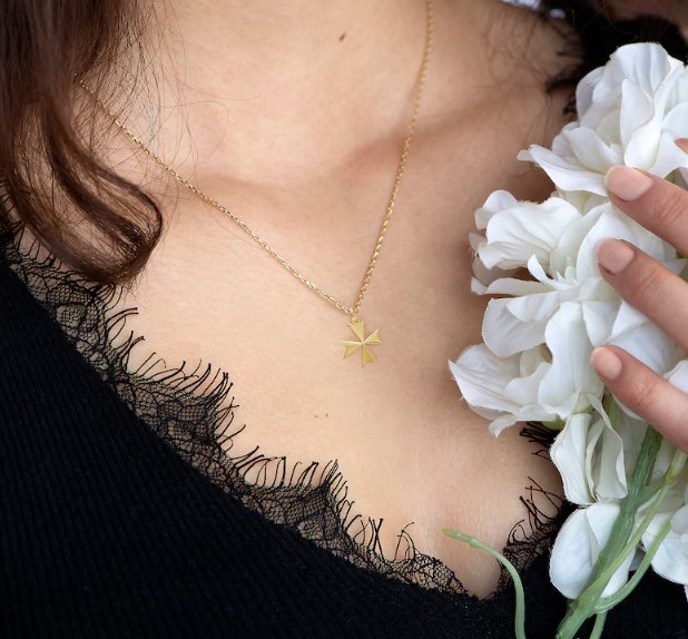 How to choose the best maltese cross pendant a complete buying guide.jpg